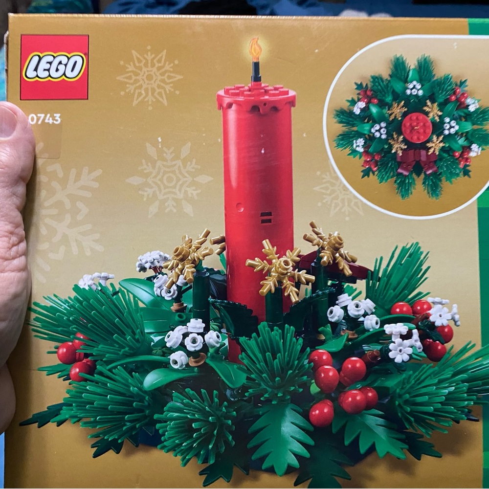LEGO Festive Wreath with Red Candle and Greenery